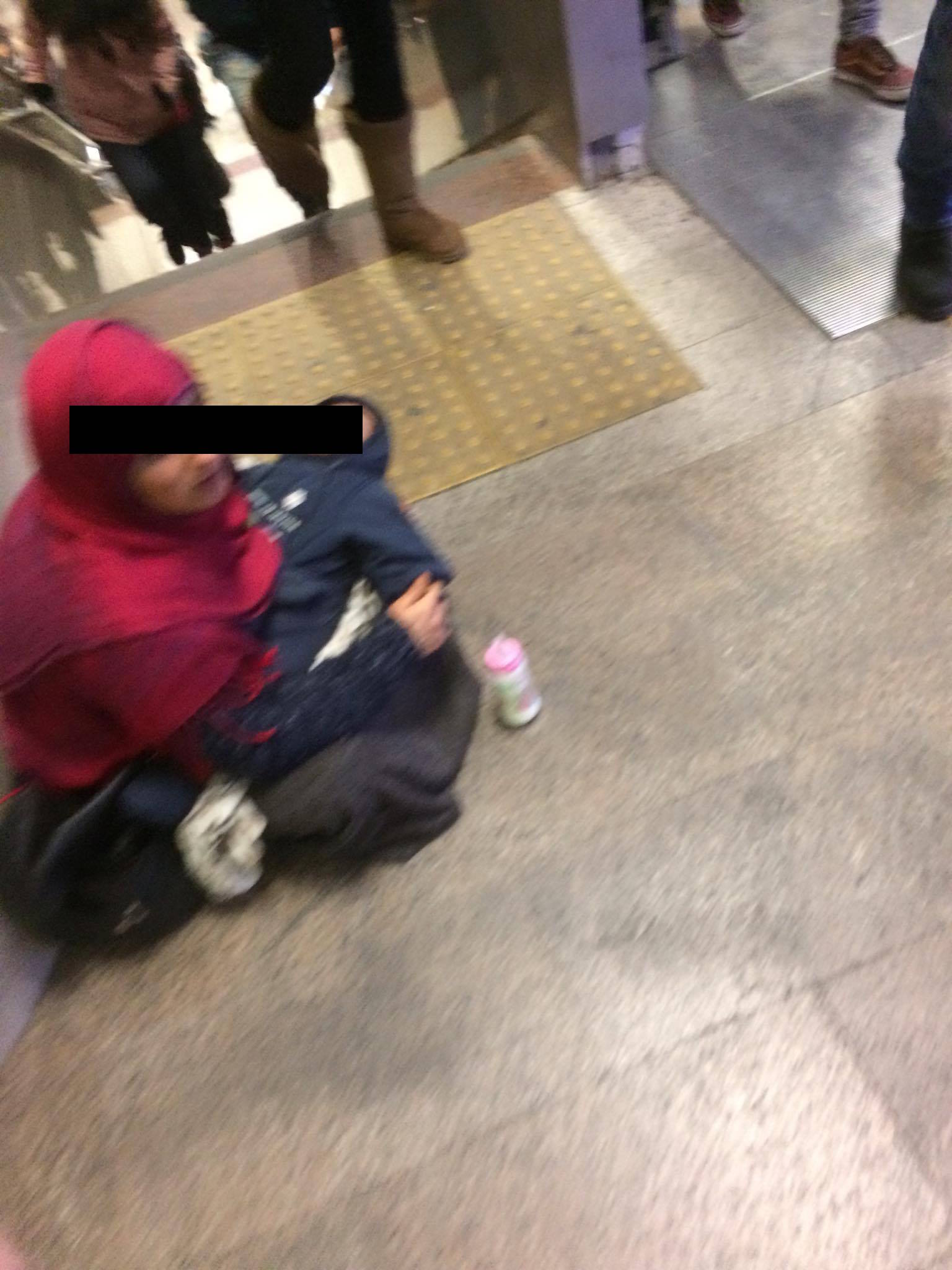 Bu kadın İstanbul'daki bir metro istasyonunda dileniyor. Kucağındaki çocuk sürekli uyuyor. İki üç kişiden biri kadına para veriyor.