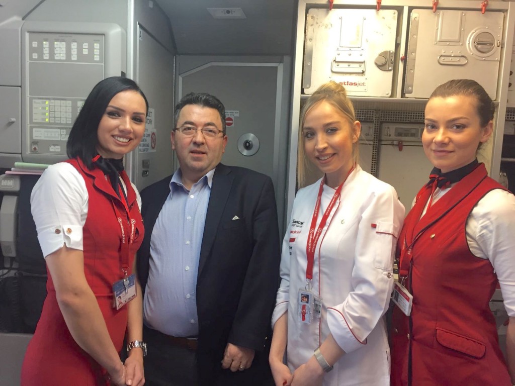 Atlasglobal Hamburg Müdürü Orhan Kabaoğlu misafirlerini uçuş personeli ile birlikte ağırladı.
