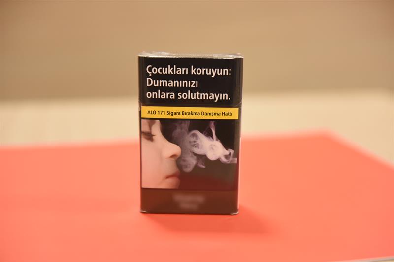 Sigara paketleri Türkiye'de tek tipe dönüştürüldü artık paketler siyah  olacak