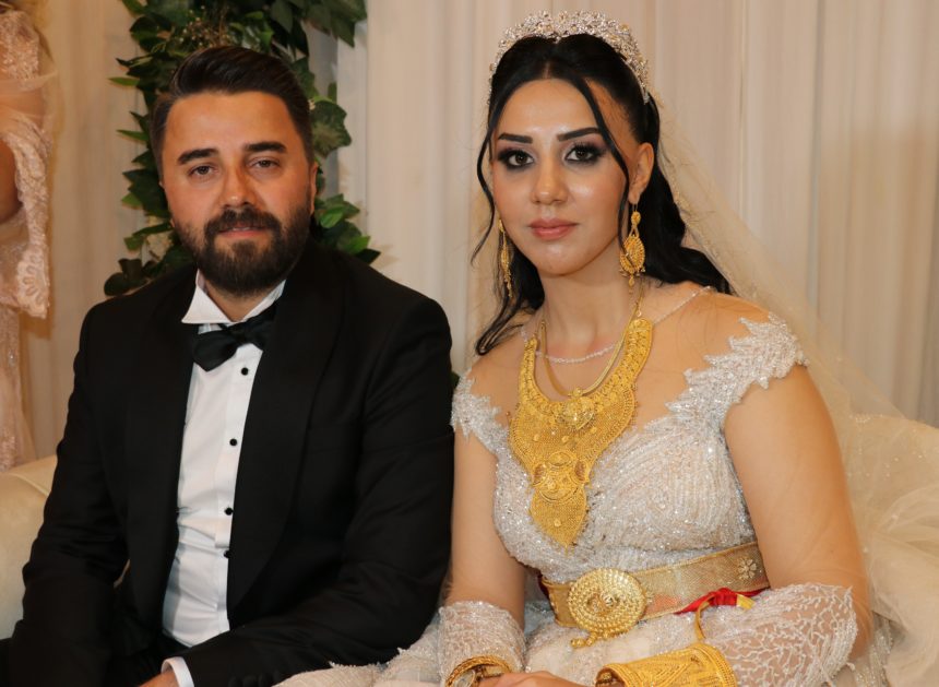 Gelin ve damat yürüyen döviz bürosuna döndü