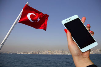 Türkiye'ye cep telefonu götürme sınırlamasına tepki