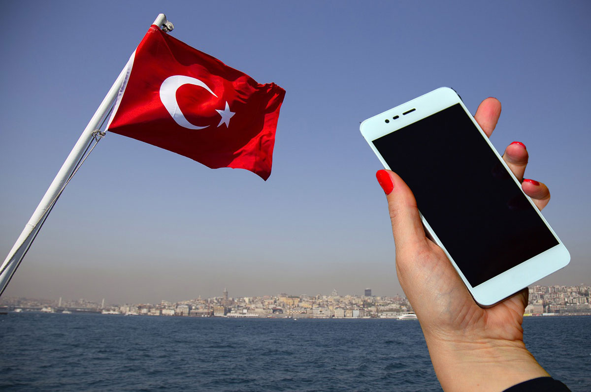 Türkiye'ye cep telefonu götürme sınırlamasına tepki