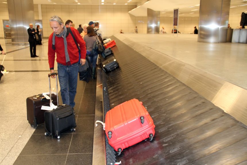 Türkiye'ye uçan ailenin bavulları aylardır kayıp