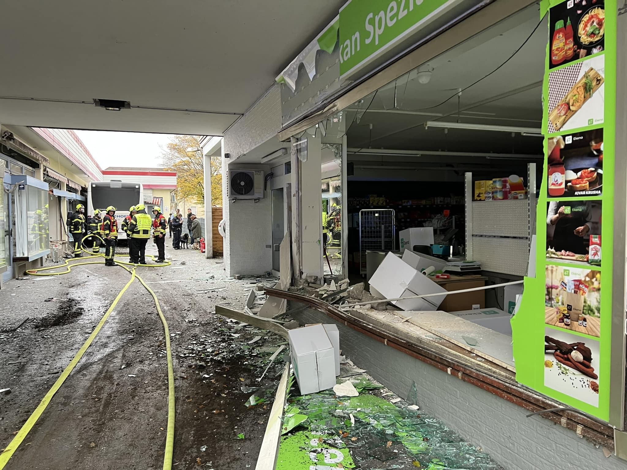 Almanya'da belediye otobüsü iş yerine daldı 5 yaralı