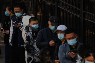 Çin’deki iPhone fabrikasında karantinaya alınan işçiler kaçtı