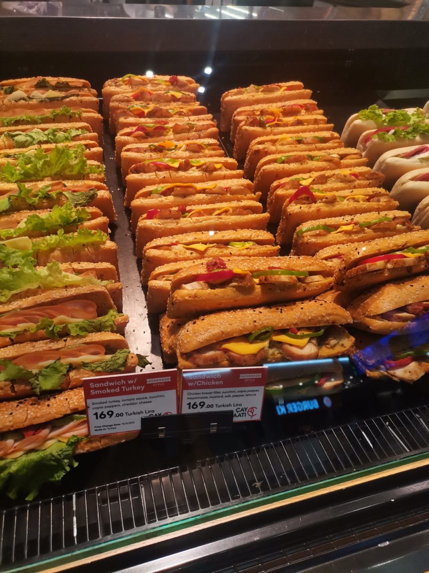 İstanbul Havalimanı'nda satılan sandviç fiyatına tepki
