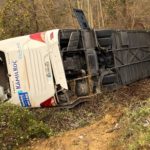 Yolcu otobüsü şarampole devrildi 39 yaralı