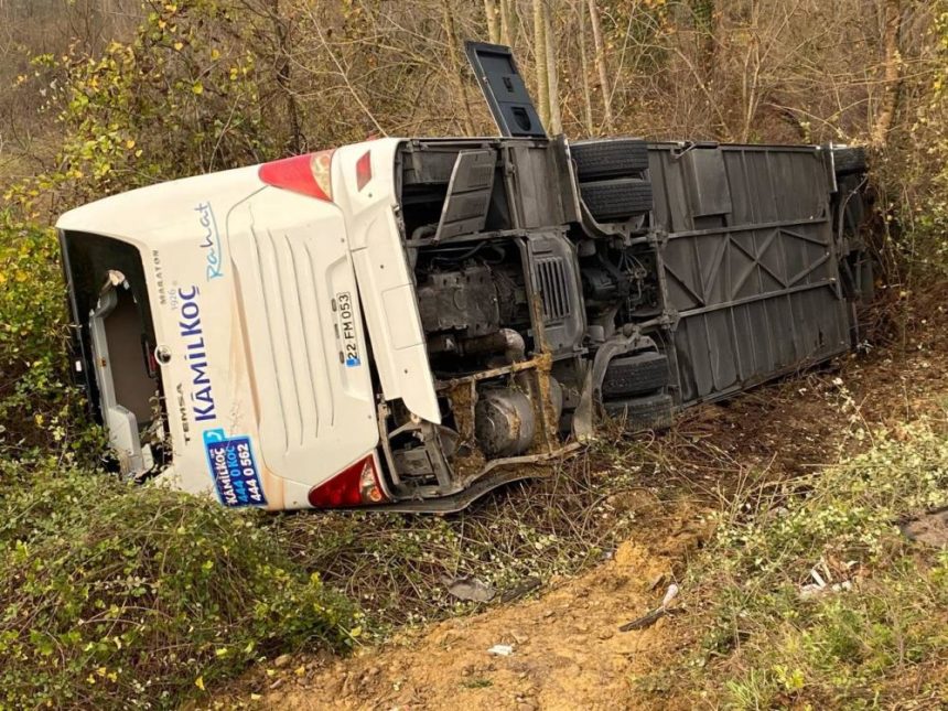 Yolcu otobüsü şarampole devrildi 39 yaralı