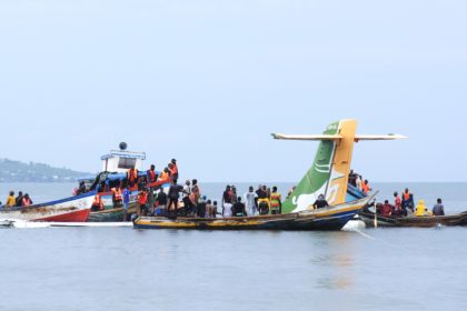 Yolcu uçağı göle düştü: 19 can kaybı