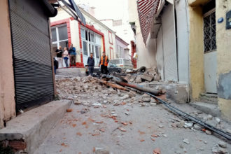 Merkez üssü, İzmir’in kuzu kokoreçi ile ünlü Buca ilçesinde, sabaha karşı 03:29’da 4.9 şiddetinde deprem meydana geldi