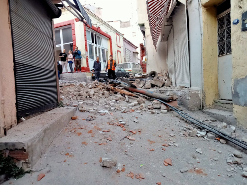 Merkez üssü, İzmir’in kuzu kokoreçi ile ünlü Buca ilçesinde, sabaha karşı 03:29’da 4.9 şiddetinde deprem meydana geldi