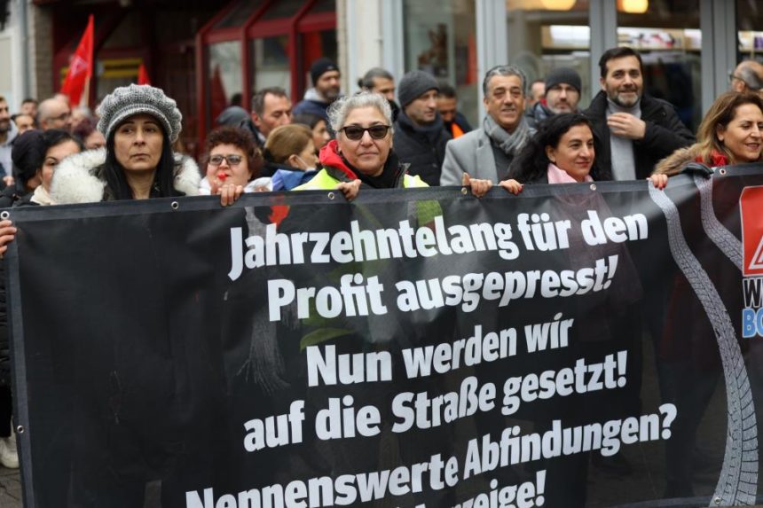 Almanya'da işten çıkarılan Türk işçilerden eylem