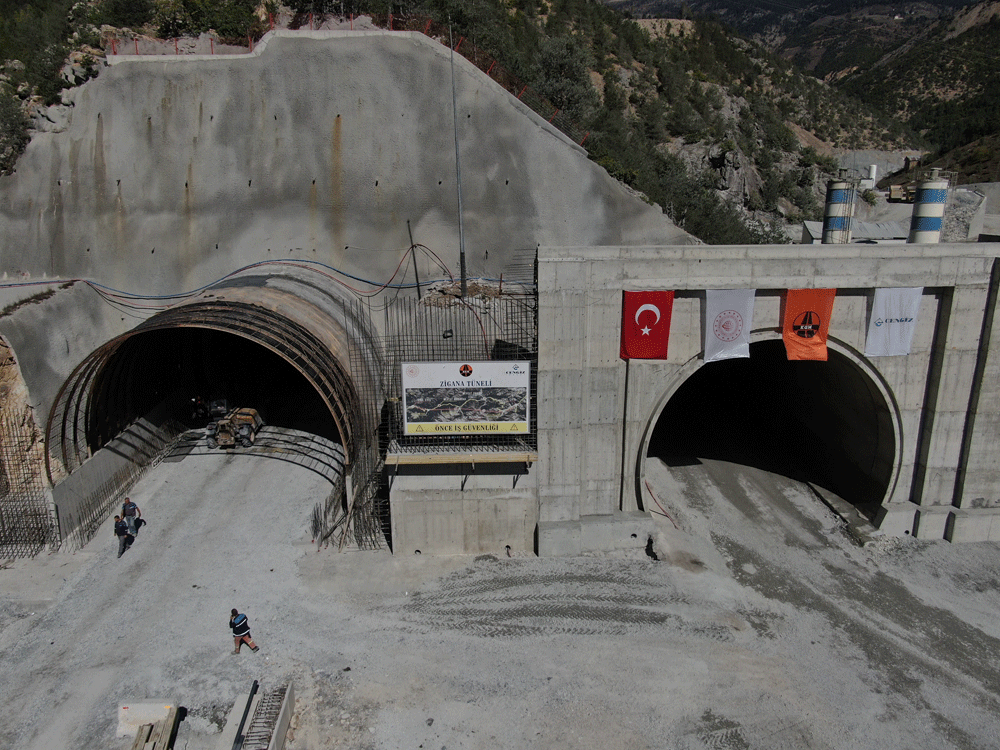  Bittiğinde Türkiye ve Avrupa’nın en uzun, dünyanın ise üçüncü en uzun tüneli olacak Yeni Zigana Tüneli’nde çalışmalar sürüyor. 