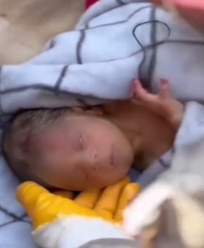 20 günlük bebek 60 saat sonra enkazdan kurtarıldı