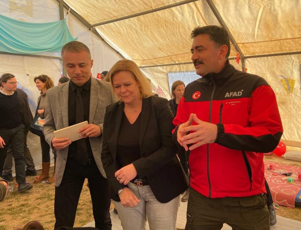 Alman bakanlar, depremin merkezini ziyaret etti