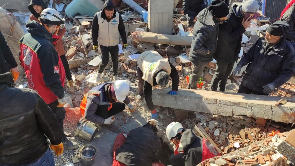 Gurbetçiler, Türkiye'deki depremzedeler için sahada