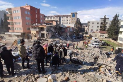 Gurbetçiler, Türkiye'deki depremzedeler için sahada