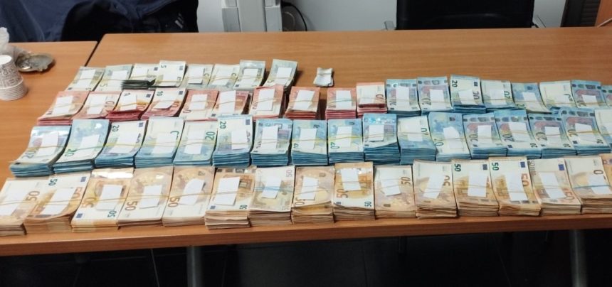 Türkiye’ye giden araçta yine binlerce Euro yakalandı