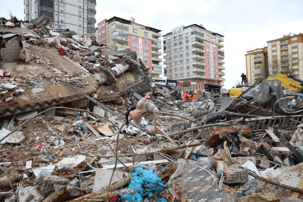 Yıkılan 12 katlı binada "Kolon kesme" soruşturması