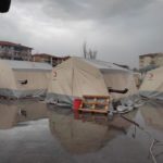 Depremzedelerin çadırlarını su bastı