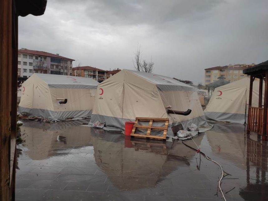 Depremzedelerin çadırlarını su bastı