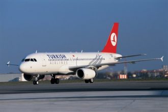 Havalimanında savrulan araç THY uçağına çarptı