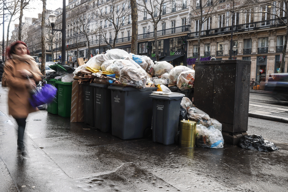 Paris sokaklarında 6 bin 600 ton çöp birikti