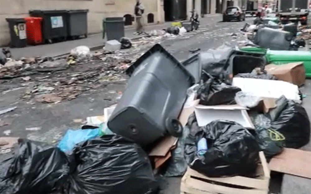 Fransa’da protestolarda yakılan çöpler yola saçıldı