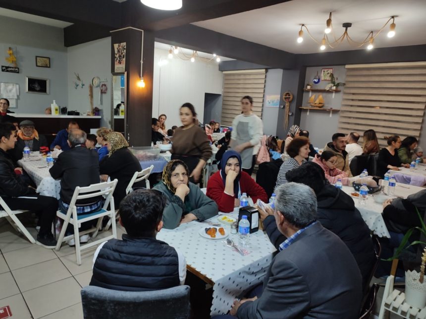 Hayırsever gurbetçi 130 kişiye restoranda iftar yaptırıyor