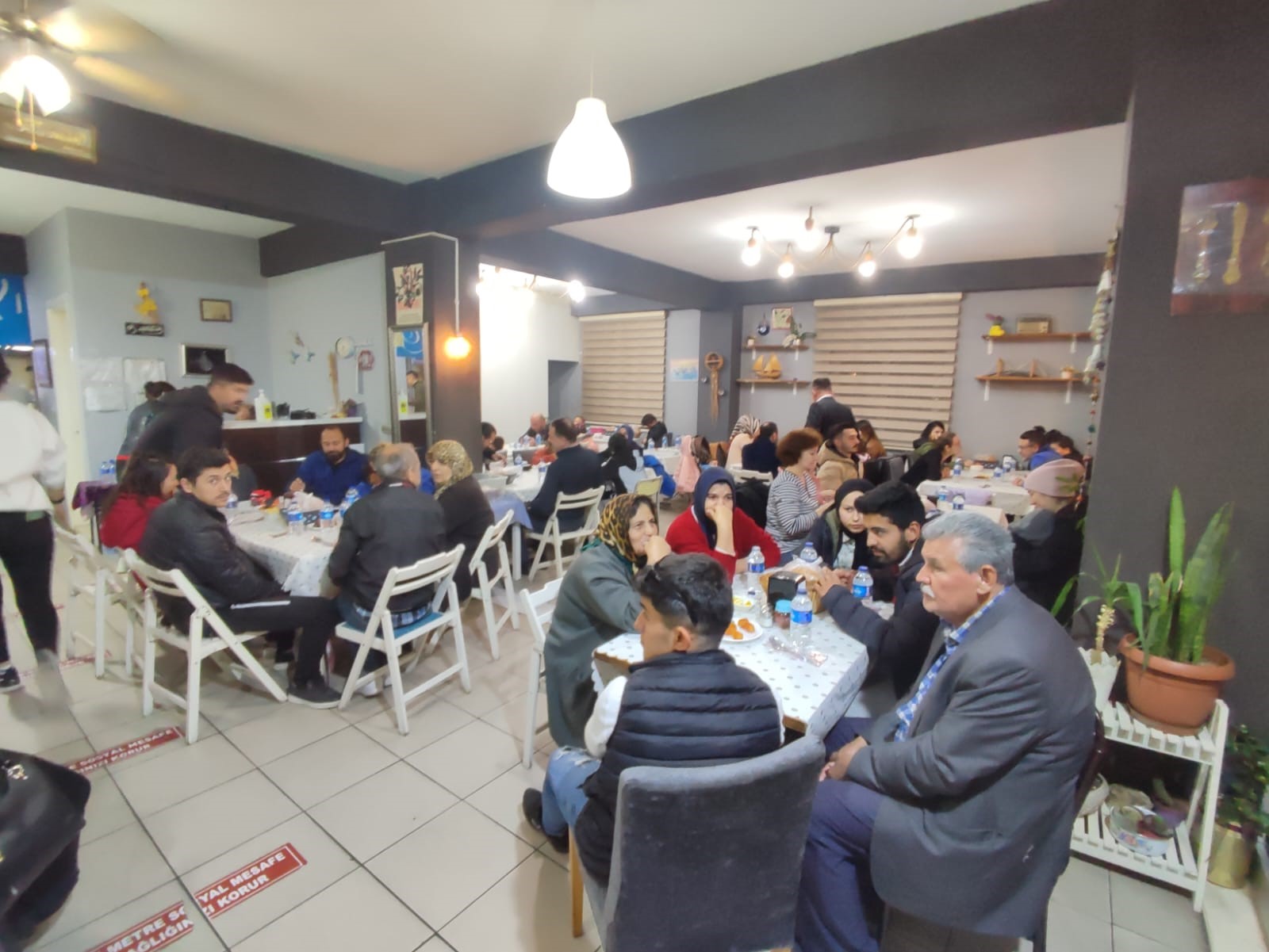 Hayırsever gurbetçi 130 kişiye restoranda iftar yaptırıyor