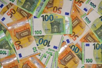 Kendi elleriyle 400 bin Euro’yu teslim etti