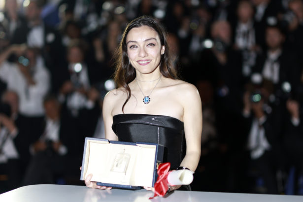 Merve Dizdar Cannes’da “En İyi Kadın Oyuncu” ödülünü aldı