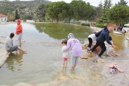 Şifalı kırmızı suya turist akını