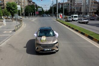 Başkanın TOGG'u gelin arabası oldu