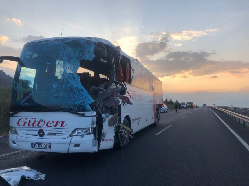 Denizli’de feci tır kazası: 2 ölü, 6’sı ağır 20 yaralı