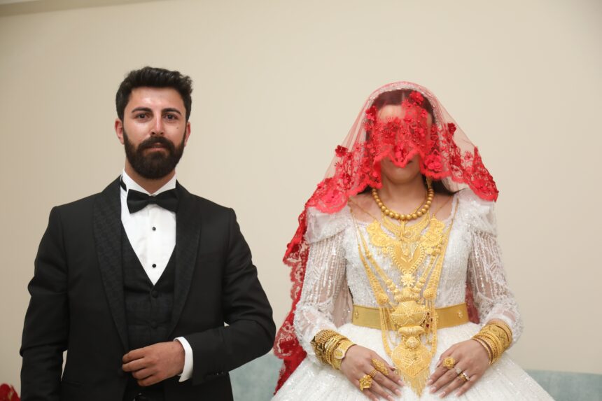 Gelin ve damada servet takıldı