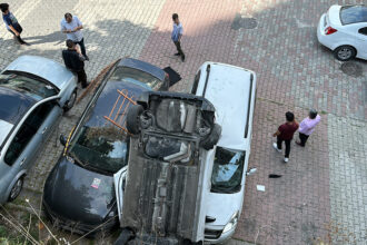 İnanılmaz kaza 10 metreden 2 aracın üzerine düştü