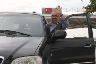 Türkiye’ye gelen gurbetçiler duygu dolu anlar yaşıyor