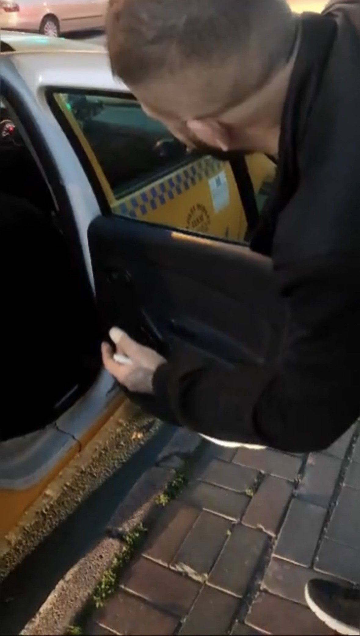 Taksici müşteriyi almayıp keyif yaptı