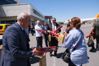 Gurbetçi vatandaşlar güllerle karşılandı