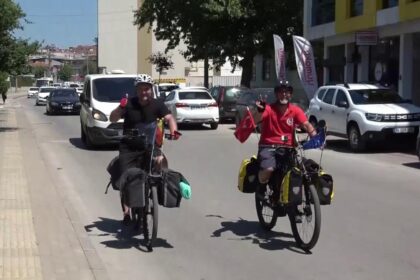 İki gurbetçi 14 günde Türkiye’ye vardı