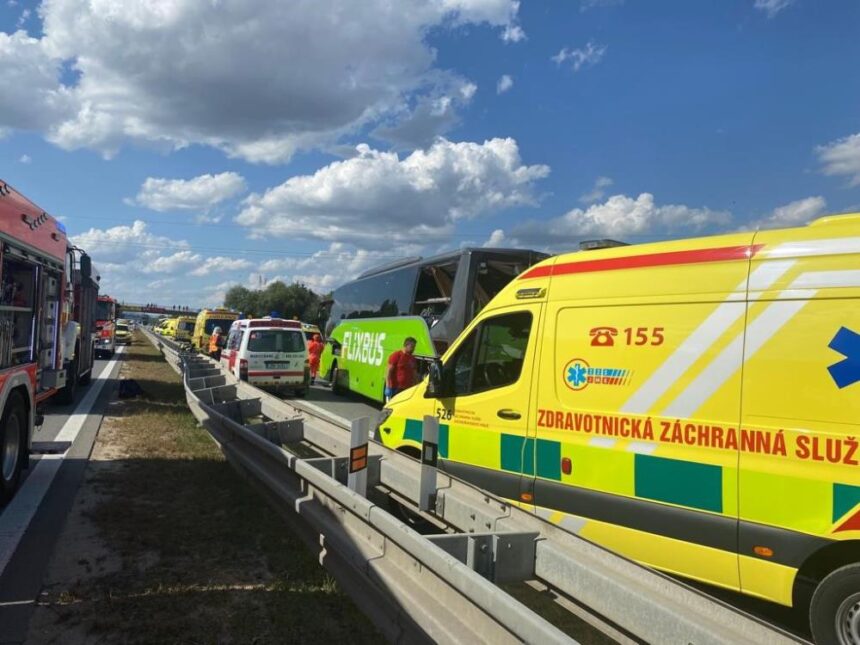 Sılayolu ülkesinde otobüs kazası: 1 ölü, 50 yaralı