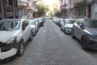 KADIKÖY'DE TIR ONLARCA ARACI BİÇTİ