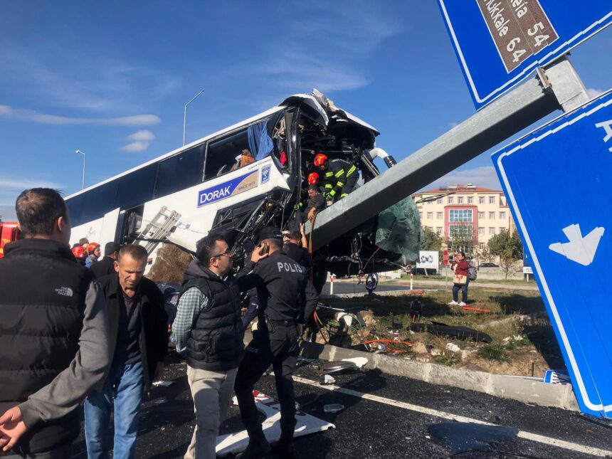 TAYLANDLI TURİSTLER ÖLÜMDEN DÖNDÜ: 4'Ü AĞIR 20 YARALI KAVŞAKTA OTOMOBİLLE ÇARPIŞAN TUR OTOBÜSÜ YÖN LEVHASINI DEVİRDİ: